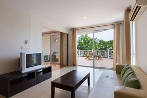 2 Bedroom Apartment with Pool View (No WiFi in room) | บริเวณนั่งเล่น | ทีวีจอแบน