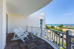 2 Bedroom Apartment with Sea View (No WiFi in room) | Erkély