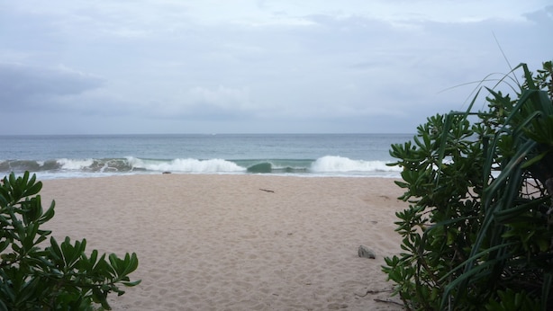 A beach with a sandy shore and waves in the background. - Beach Lagoon Guesthouse (Tangalle)