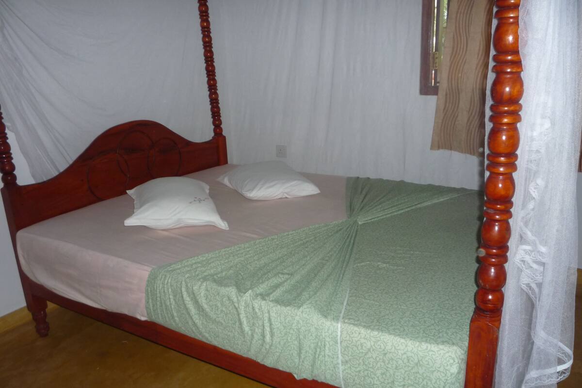 Bungalow phong cách lãng mạn, 1 phòng ngủ, quang cảnh eo biển | Bàn, bàn ủi/dụng cụ ủi quần áo, truy cập Internet không dây miễn phí 