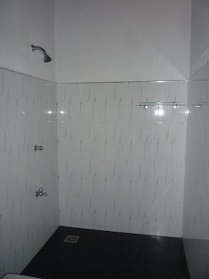 Romantic Bungalow, 1 Bedroom, Lagoon View | Bathroom | Shower, free toiletries - Beach Lagoon Guesthouse (Tangalle)