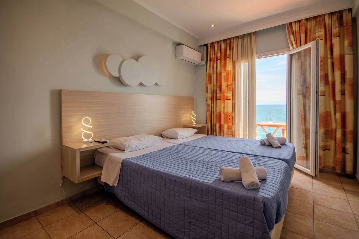 Double Room, Sea View | In-room safe, soundproofing, WiFi (free), bed sheets