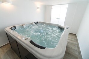Un sauna, una bañera de hidromasaje, masajes