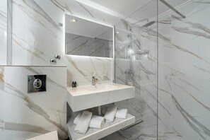 Shower, hair dryer, towels, soap - Corfu Maris Hotel (Corfu)