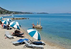 On the beach, sun-loungers, beach umbrellas, beach towels - Corfu Maris Hotel (Corfu)