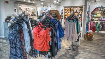 Una tienda de ropa con estantes llenos de prendas y un letrero que dice "OluKai".