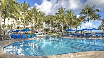 2 piscinas al aire libre, camas de piscina con cargo, sombrillas