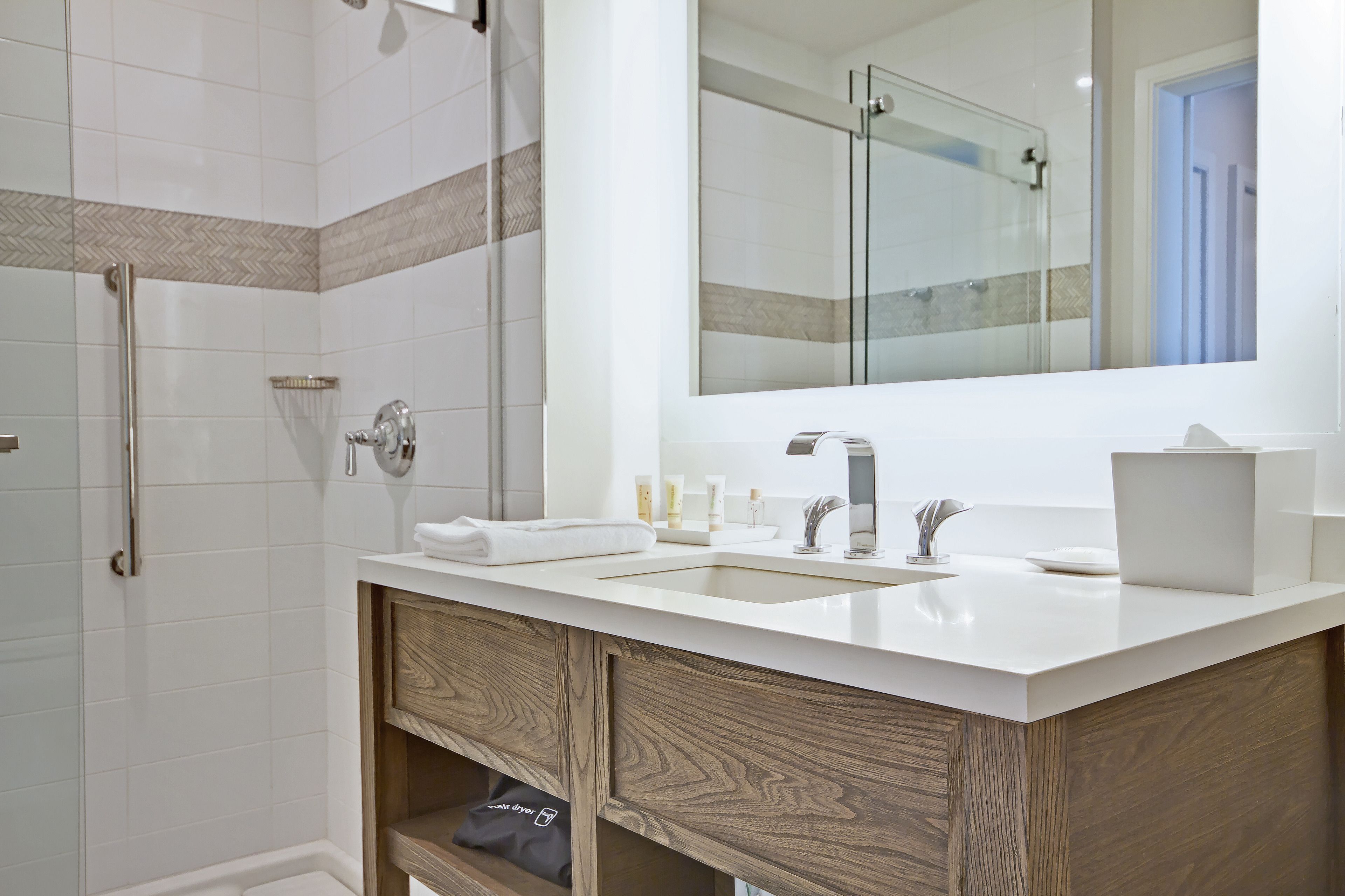 deluxe suite, 1 bedroom, non smoking, balcony | bathroom | shower, free toiletries, hair dryer, bathrobes