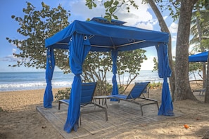 On the beach, beach cabanas, sun-loungers, beach umbrellas - Margaritaville Vacation Club by Wyndham - Rio Mar (Río Grande)