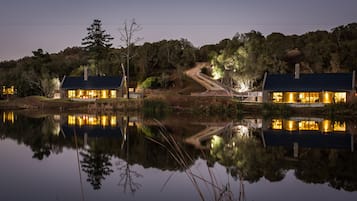 Fachada da propriedade à noite