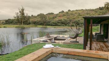 Outdoor spa tub