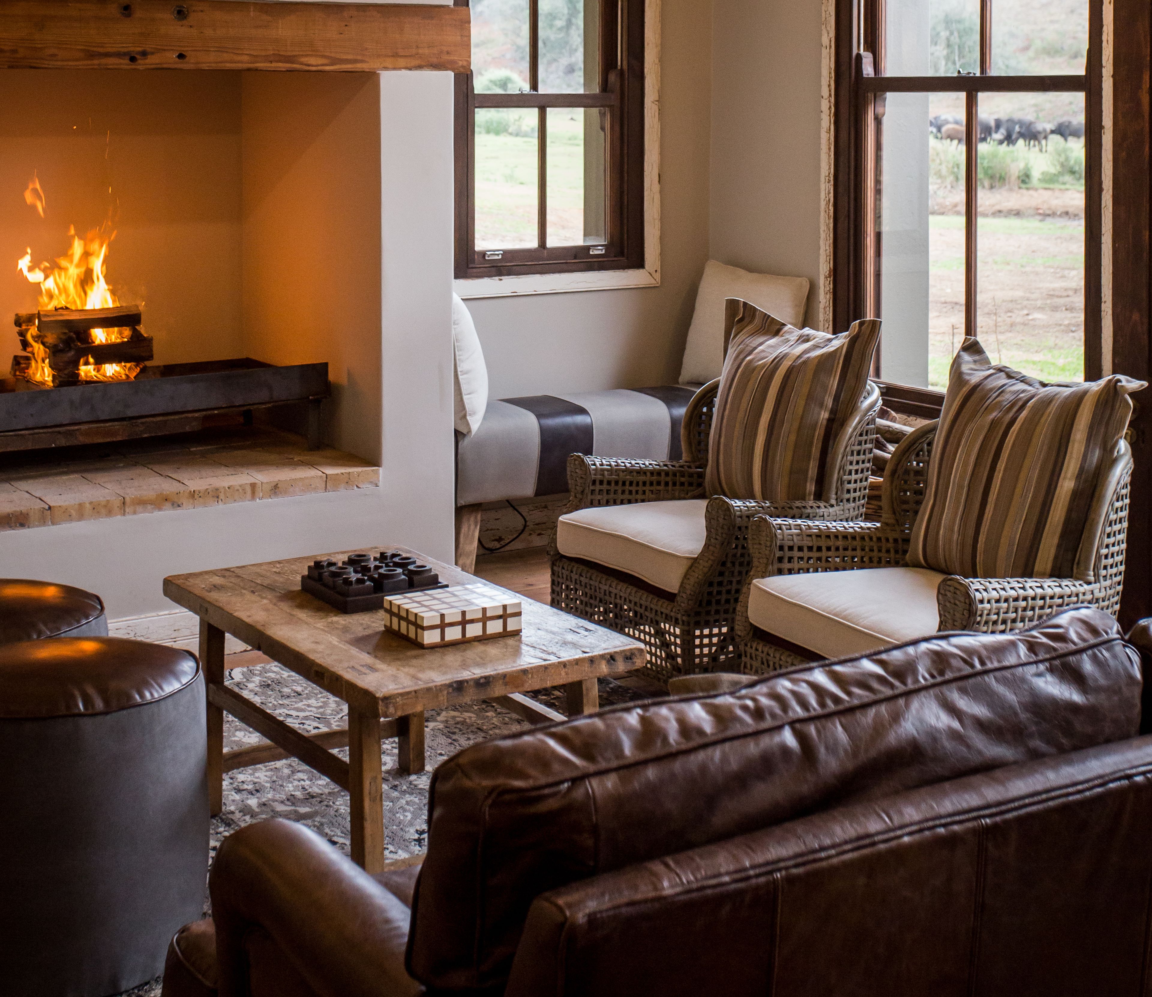 Flatscreentelevisie en een open haard