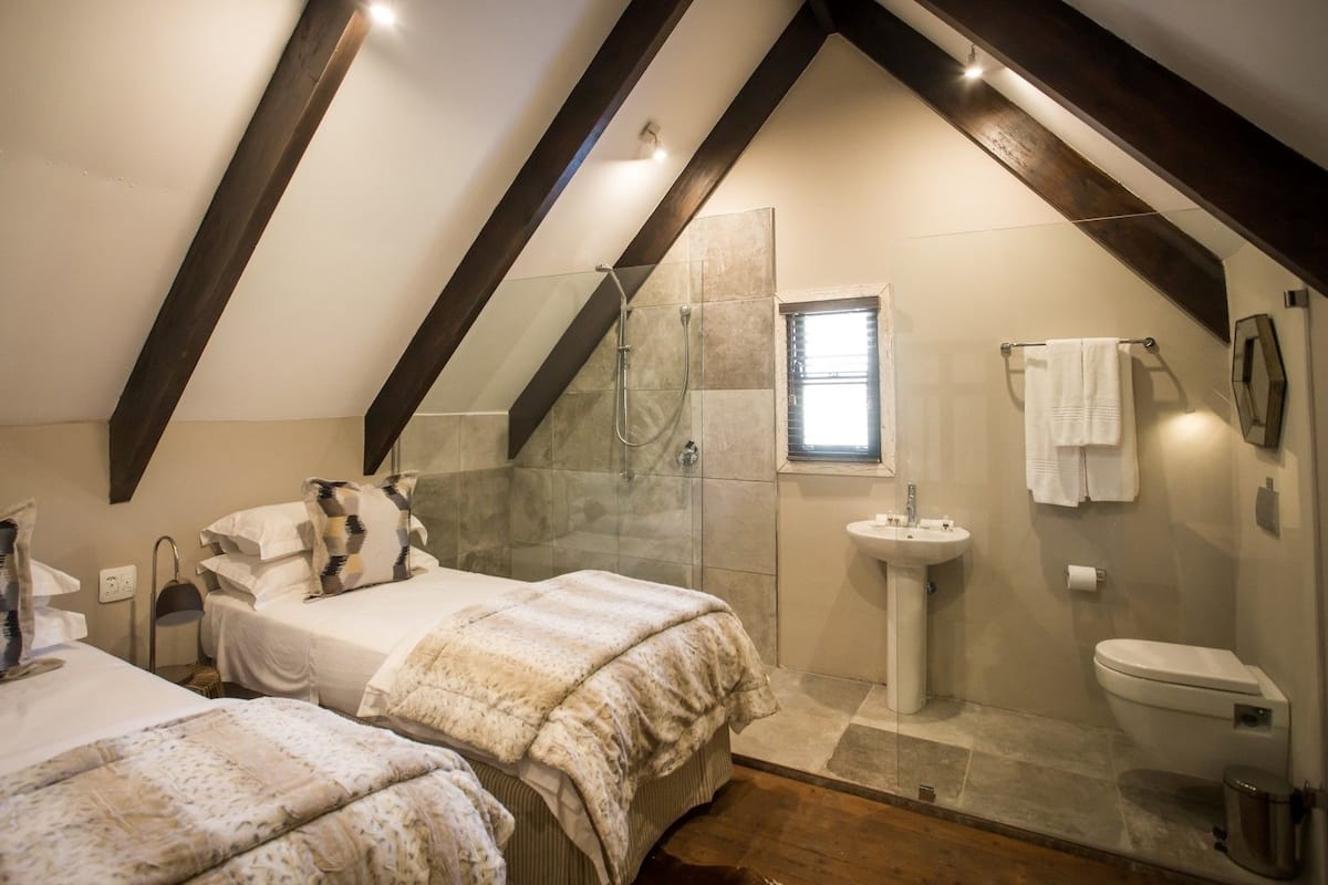 Luxury 2 bedroom Self-Catering and pool | VÀrdeförvaringsskÄp pÄ rummet, skrivbord och mörklÀggningsgardiner