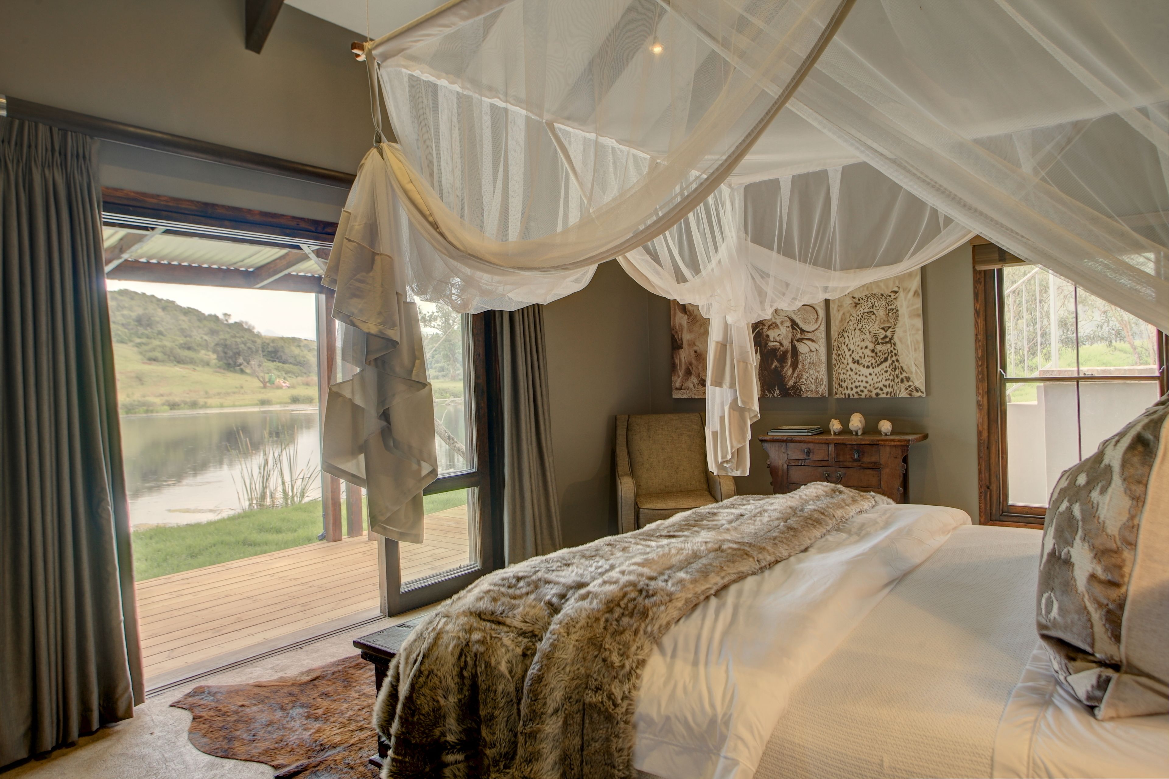 Standaard kamer | Een kluis op de kamer, een bureau, verduisterende gordijnen