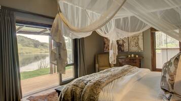 Standaard kamer | Een kluis op de kamer, een bureau, verduisterende gordijnen