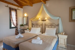 Studio (for 2) | Iron/ironing board, free cots/infant beds, free WiFi, bed sheets