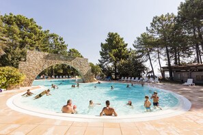 Seasonal outdoor pool, sun loungers - Vignale Resort (Ghisonaccia)