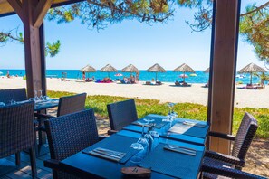 Serveert lunch en diner, stranduitzicht