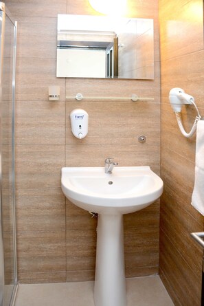 Apartment, Multiple Beds | Bathroom