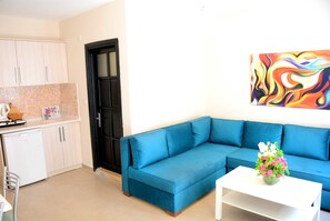 Apartment, Multiple Beds | Living area