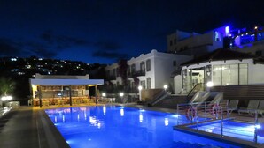 A swimming pool with a bar area and lounge chairs. - Maison 48 Apart Hotel (Bodrum)