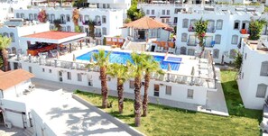 Outdoor pool, sun loungers - Maison 48 Apart Hotel (Bodrum)