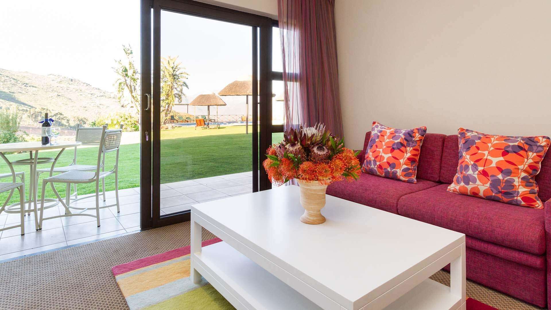 Deluxe tweepersoonskamer | Luxe beddengoed, een kluis op de kamer, een bureau, een laptopwerkplek