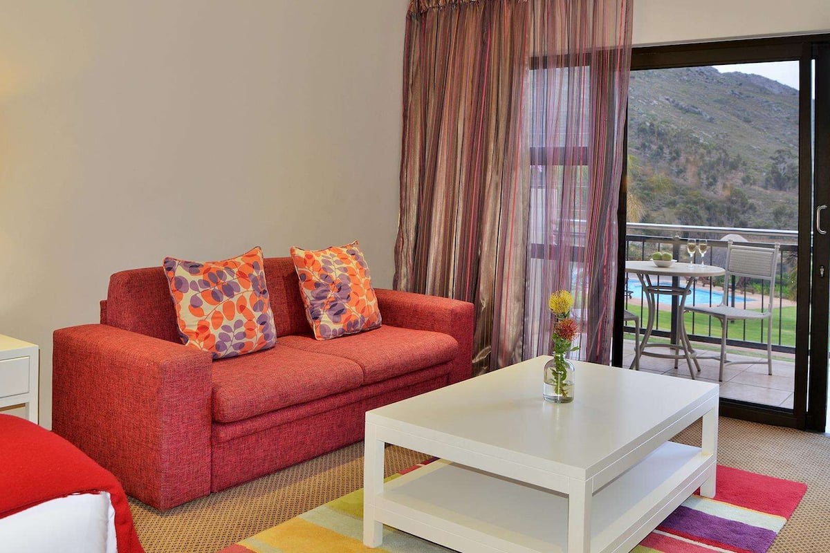 premium bedding, in-room safe, desk, laptop workspace