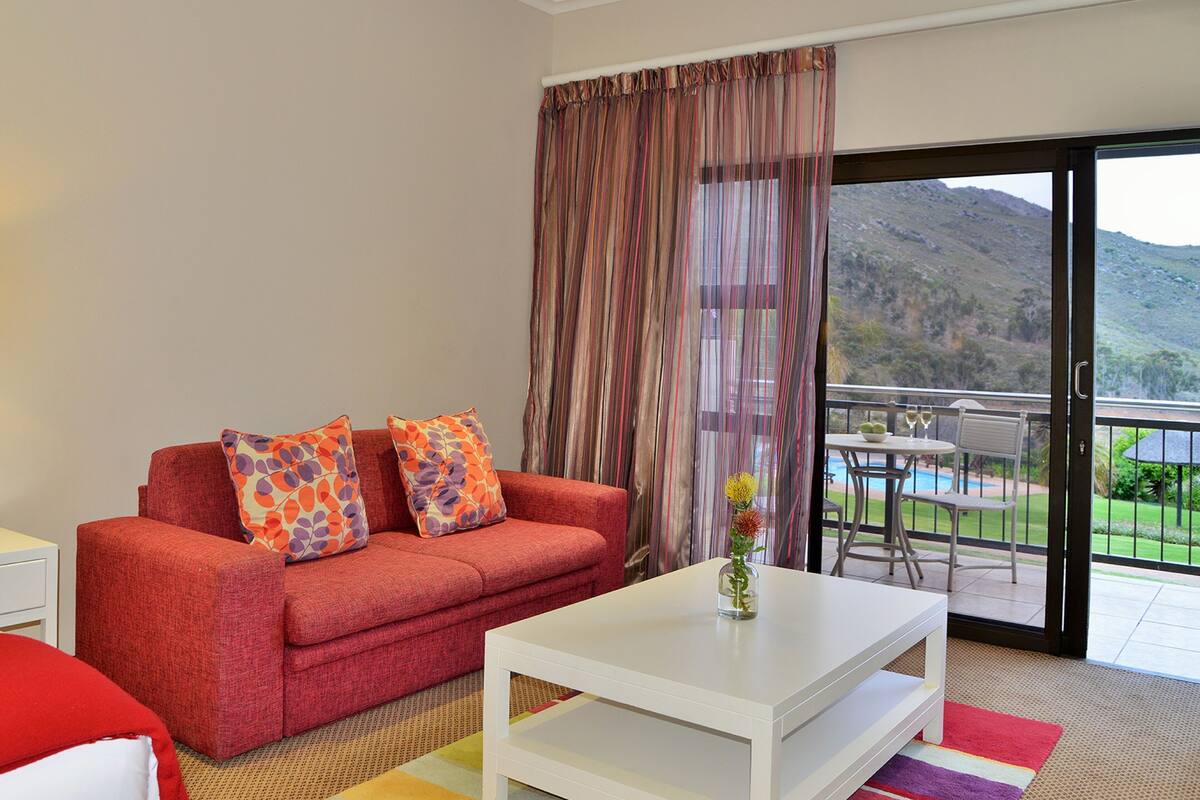 premium bedding, in-room safe, desk, laptop workspace