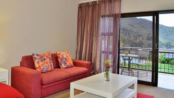 Premium bedding, in-room safe, desk, laptop workspace