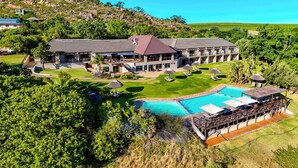 A large resort with a swimming pool, multiple guest rooms, and a well-maintained lawn. - Piekenierskloof Mountain Resort by Dream Resorts (Bergrivier)