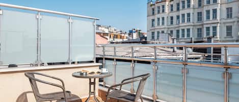 Habitación triple estándar | Ropa de cama de alta calidad y edredón
