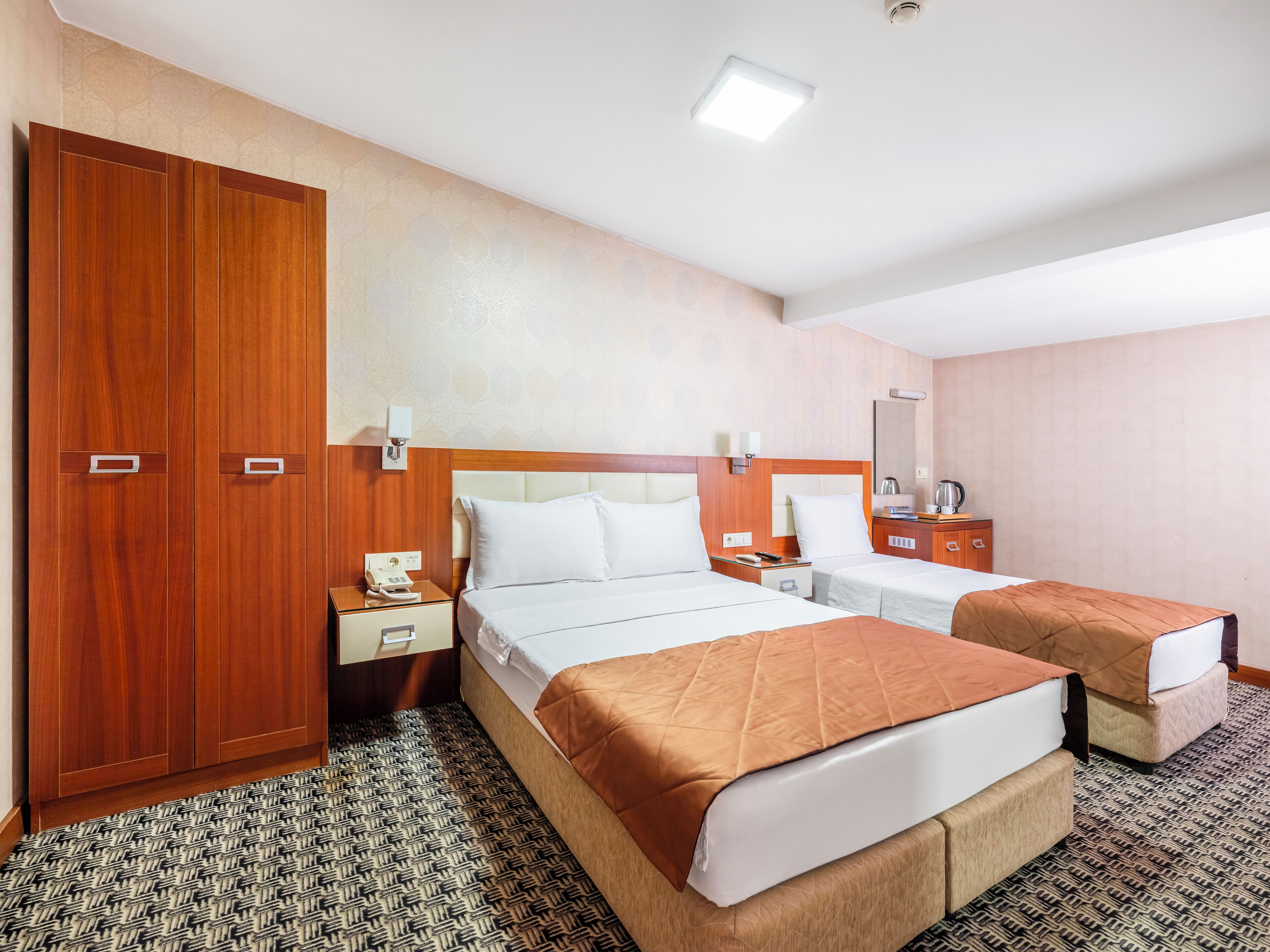 Kolmen hengen standard-huone | Ylelliset vuodevaatteet, untuvapeitot, tallelokero huoneessa