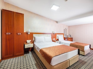 Standaard driepersoonskamer | Luxe beddengoed, donsdekens, een kluis op de kamer, geluiddichte muren