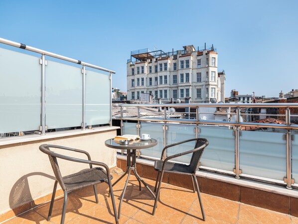 Standaard driepersoonskamer | Luxe beddengoed, donsdekens, een kluis op de kamer, geluiddichte muren