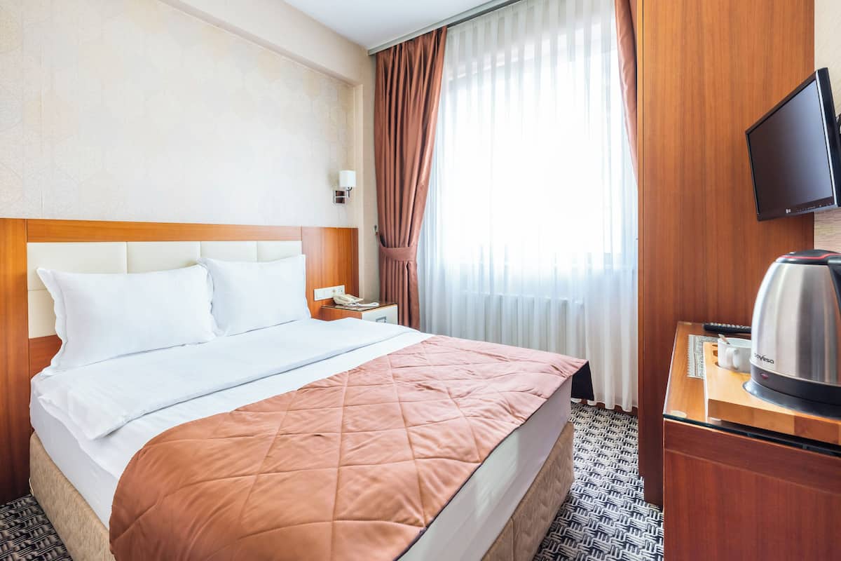 Economy Double Room | Premium bedding, down comforters, in-room safe, soundproofing