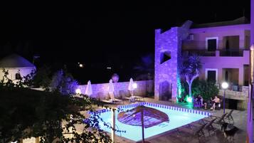 Outdoor pool, pool umbrellas, sun loungers