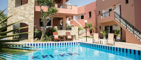 Hồ bơi ngoài trời, dù/ô trên bãi biển/hồ bơi, ghế dài tắm nắng