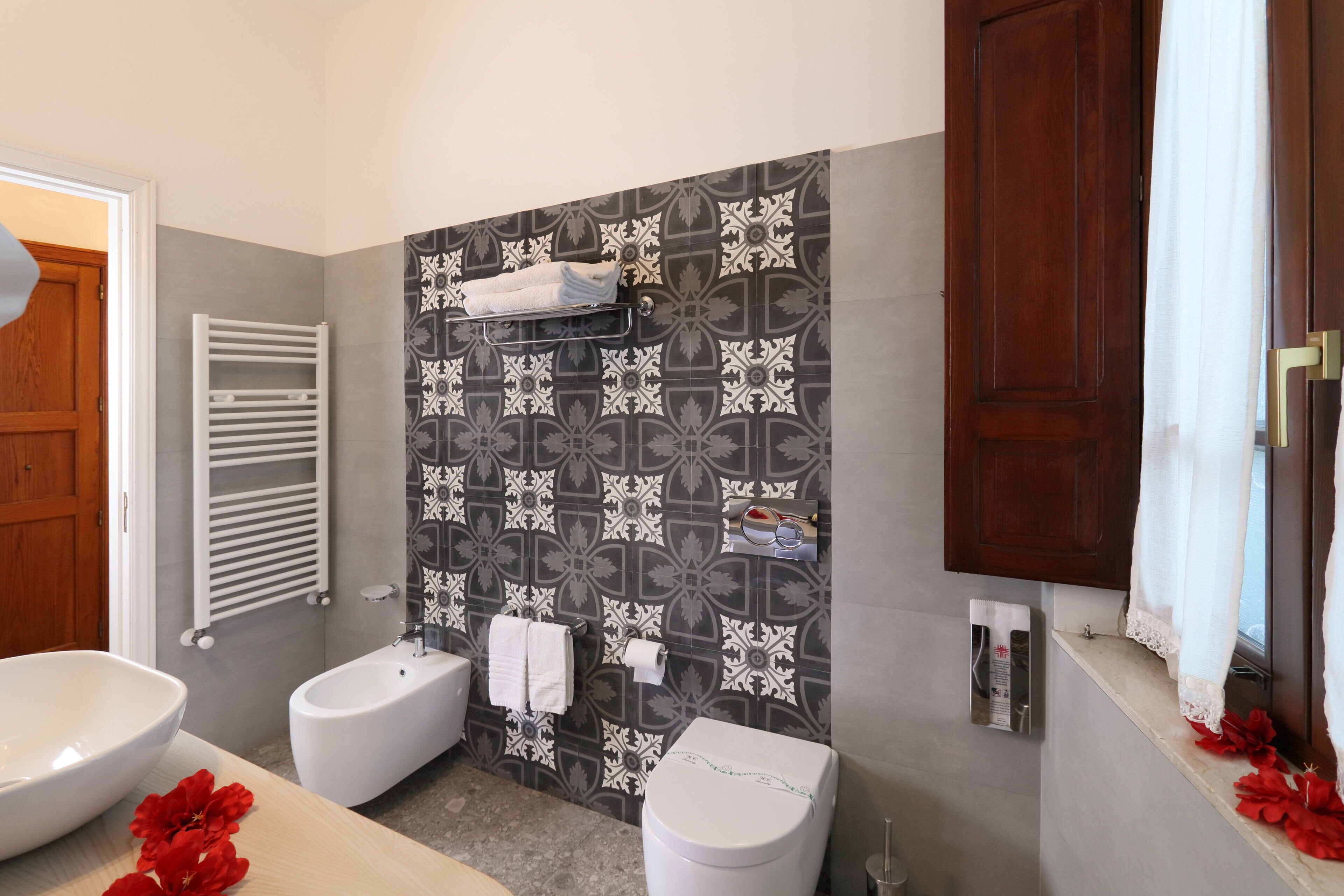 Economy Double Room | Bathroom | Shower, free toiletries, hair dryer, bathrobes