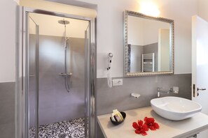 Habitación económica doble | Baño | Ducha, artículos de higiene personal gratuitos y secador de pelo