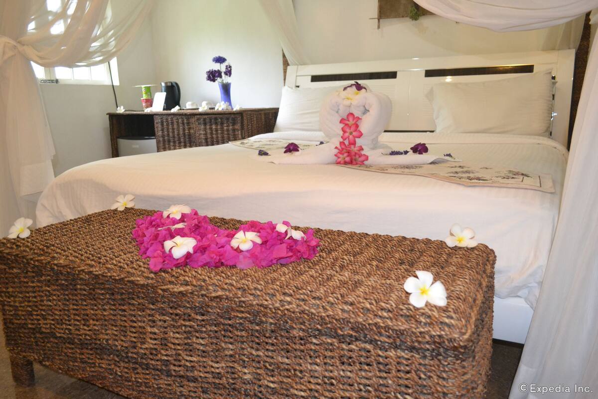 Honeymoon Villa | Minibar, in-room safe, desk, blackout drapes