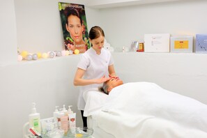 Facials, massage/treatment rooms, manicures and pedicures, massages - Hotel Hirvihaaran Kartano (Maentsaelae)