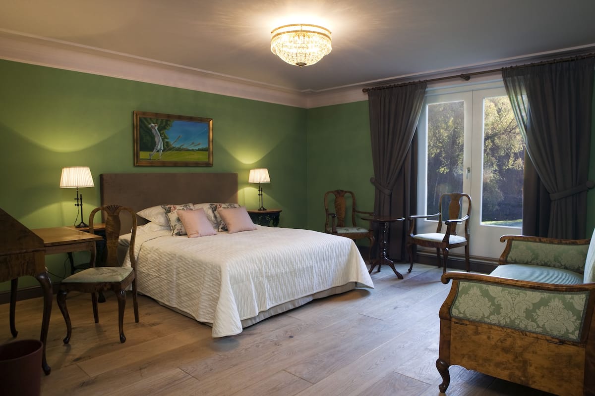 Doppia Deluxe | Biancheria da letto di alta qualità, una scrivania, ferro/asse da stiro