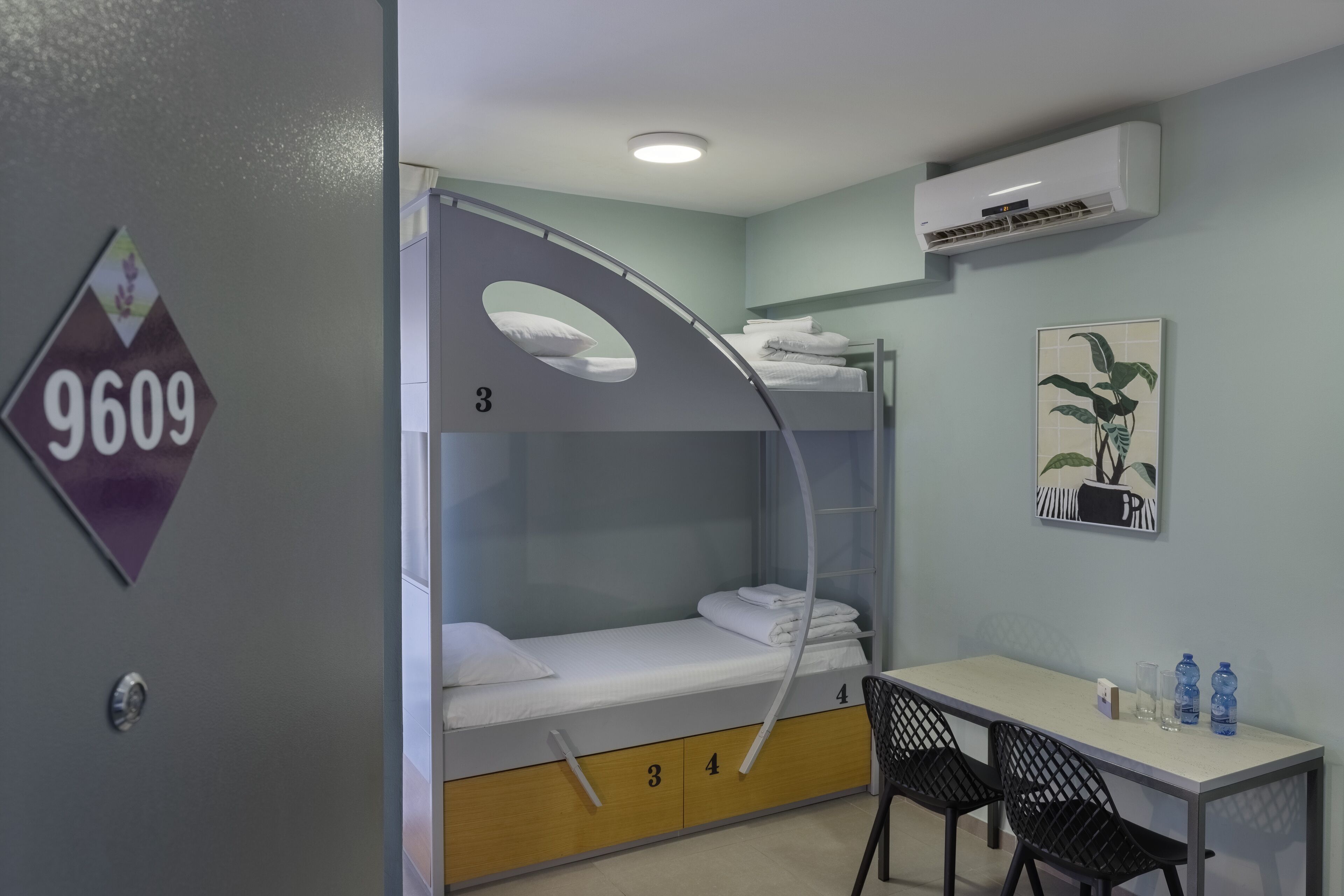 Minibar, coffres-forts dans les chambres, bureau
