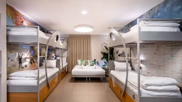 Familien-Vierbettzimmer | Minibar, Zimmersafe, Schreibtisch, laptopgeeigneter Arbeitsplatz