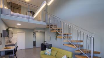 Apartamento galeria, sacada | Cozinha americana privada | Geladeira grande, micro-ondas, cafeteira/chaleira, chaleira elétrica