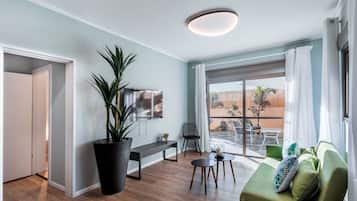 Executive-Apartment, Balkon | Wohnbereich | LCD-Fernseher