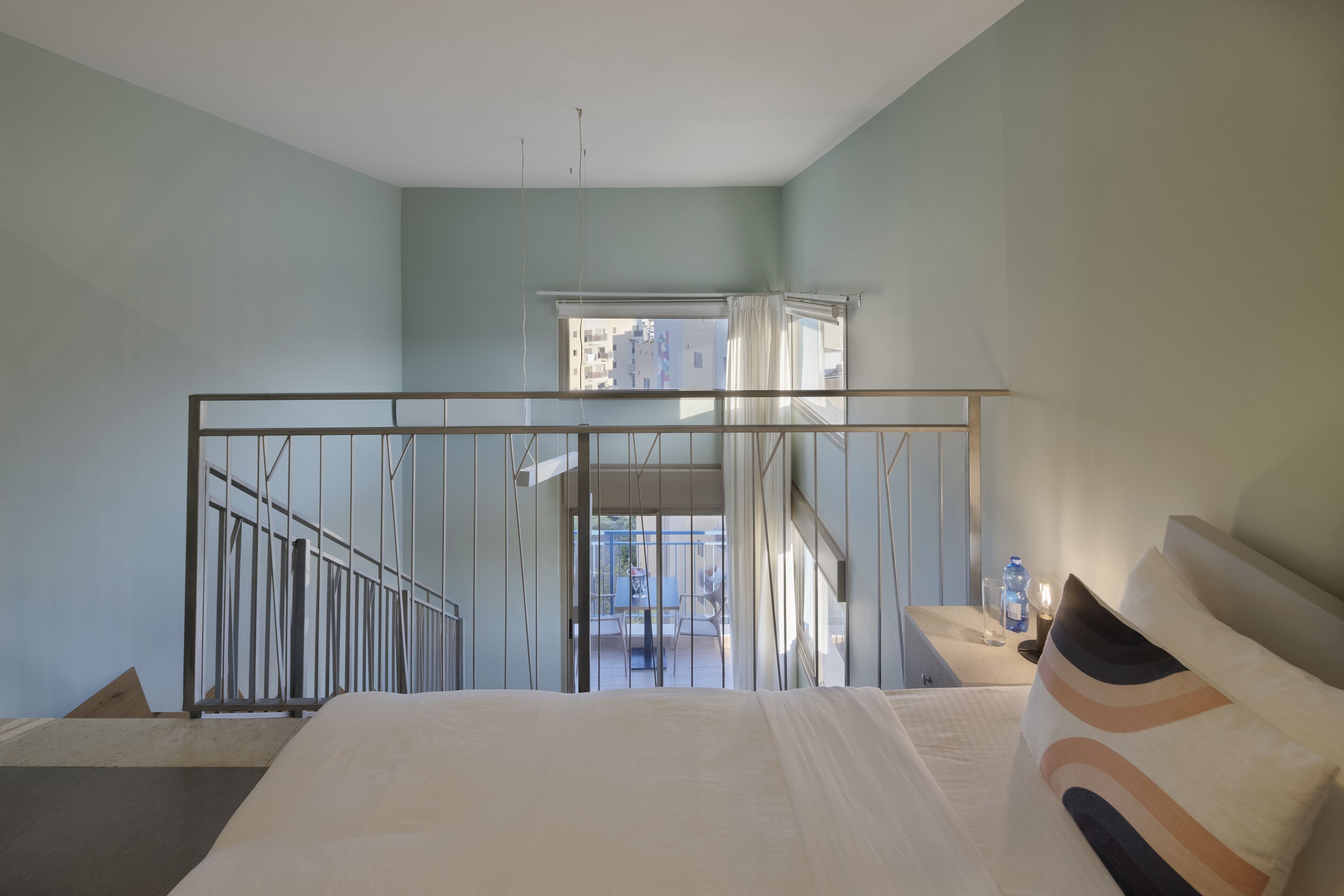 Minibar, coffres-forts dans les chambres, bureau