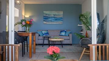 Appartamento, 1 camera da letto, vista oceano | Area soggiorno | Smart TV 32 pollici con canali via cavo, TV, Netflix