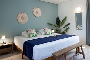 Suite, 1 slaapkamer, balkon, uitzicht op zee | 1 slaapkamer, een kluis op de kamer, individueel gedecoreerd, een bureau